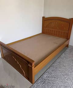 سرير خشبي
