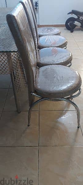 Good condition Dinning Table with 4 chairs 1