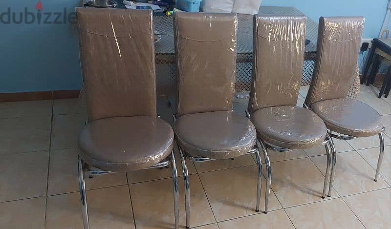 Good condition Dinning Table with 4 chairs 2