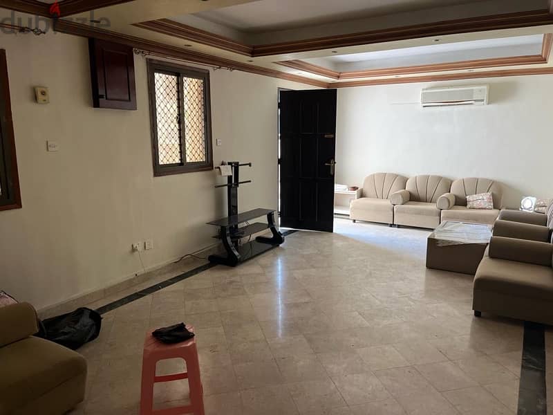 Villa for rent in Al Qurum, quiet and beautiful location, first floor 4