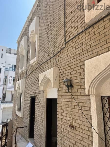 Villa for rent in Al Qurum, quiet and beautiful location, first floor 14