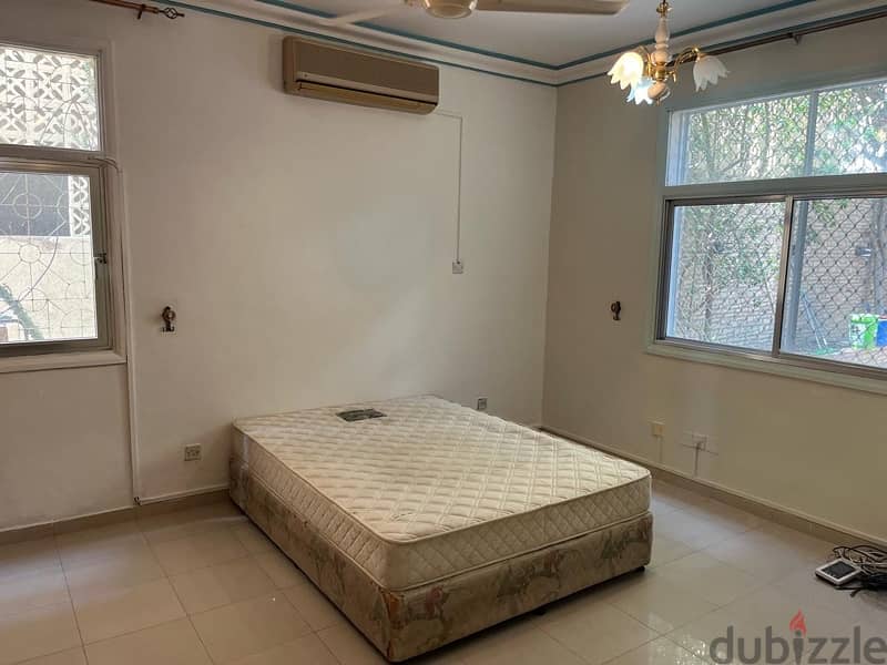 Villa for rent in Al Qurum, quiet and beautiful location, first floor 16
