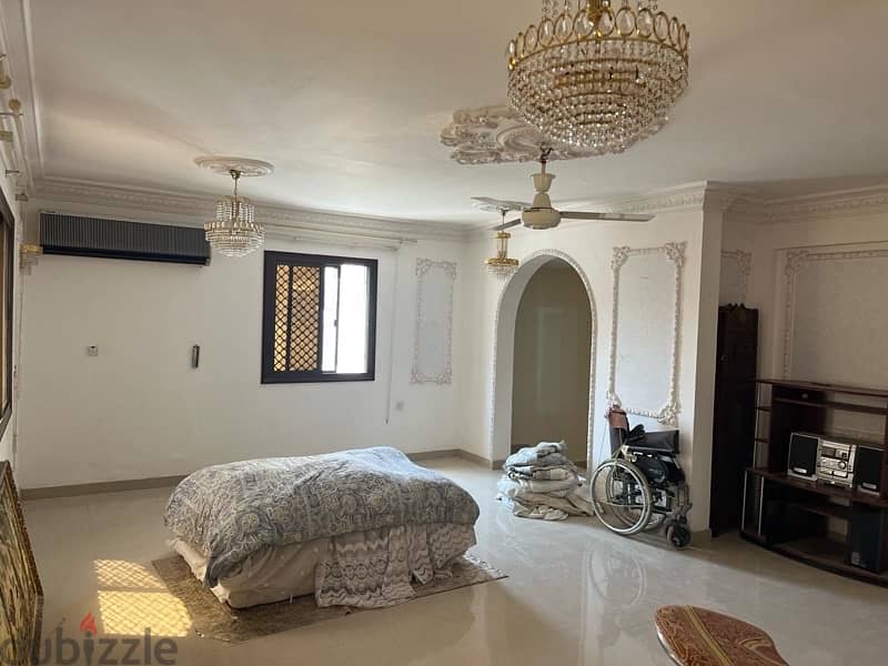 Villa for rent in Al Qurum, quiet and beautiful location, first floor 18