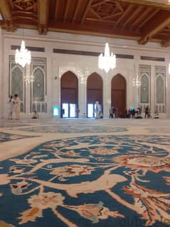 روي بجوار مسجد السلطان قابوس