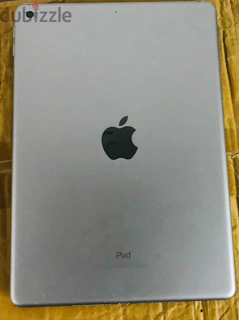 Apple I Pad Renewed in Mint Condition 6