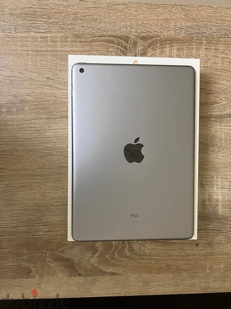 Apple I Pad Renewed in Mint Condition 7