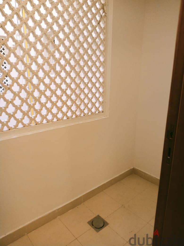 شقه للايجار 2غرفه في منطقه القرم / 2bhk apartment for rent in Qurm 11