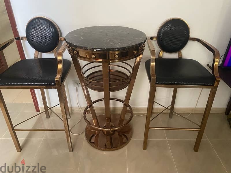 طاولة ذهبية مع كرسي عدد ٢      للبيع 1