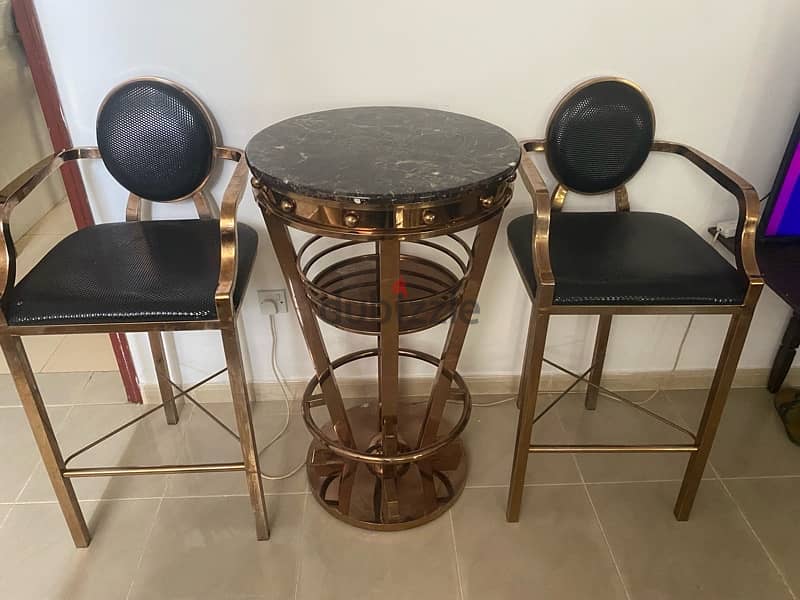 طاولة ذهبية مع كرسي عدد ٢      للبيع 2