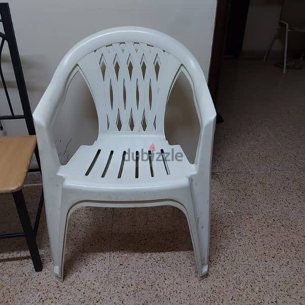 Shoe stand & plastic chair 1