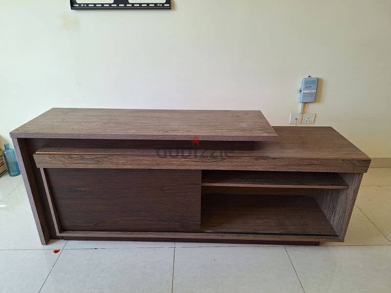A very nice and good TV table anybody interest please contract me 0