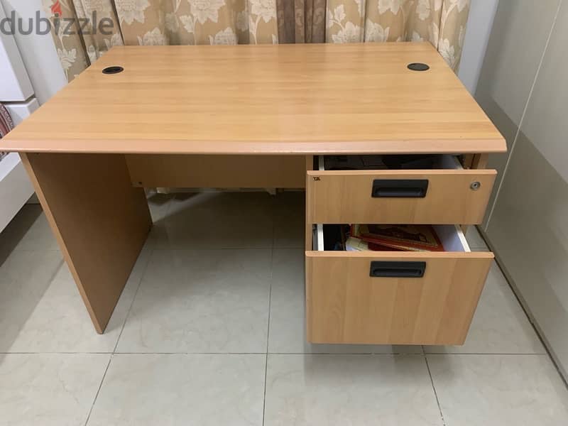Reading table with two drawers 1
