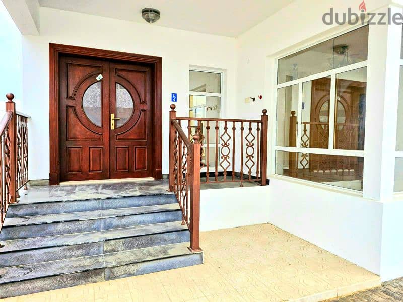 5+1 villa for rent in Shatti Al Qurum 1