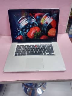 MacBook pro-Core i7-4gb ram-500gb SSD-15.6"