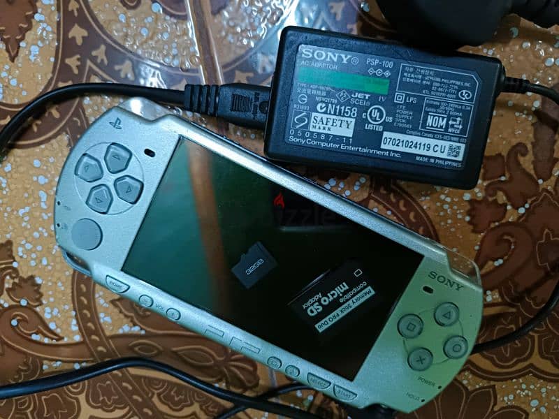 PSP slim silver working but need replace battery memory card 32 gb 1