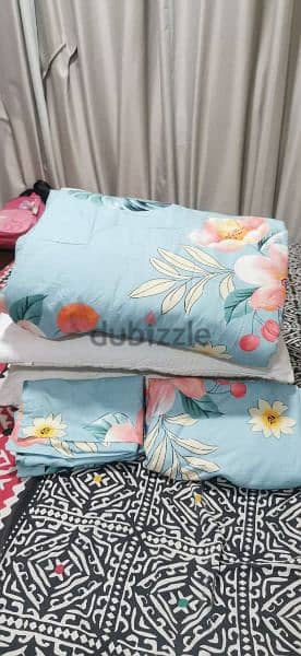 Comforter set in good condition 2