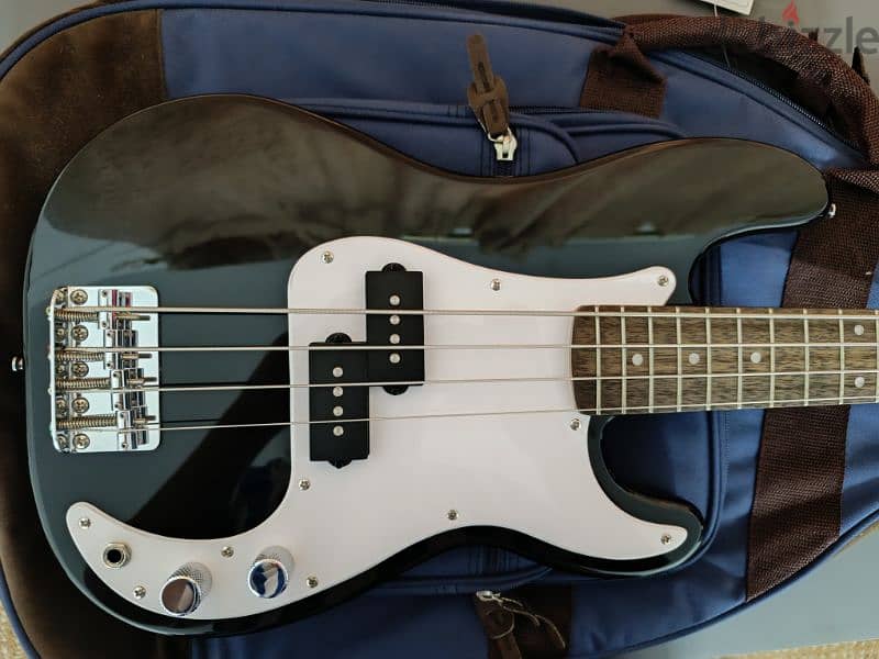 Electric Bass guitar Squire Precision Mini جيتار كهربائي باس 2
