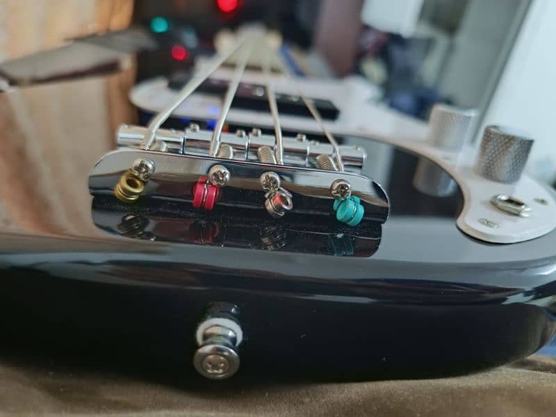 Electric Bass guitar Squire Precision Mini جيتار كهربائي باس 8