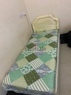 clean bed for sale only used 3 months سرير طبي للبيع 0