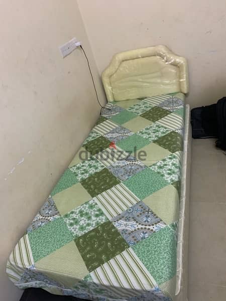 clean bed for sale only used 3 months سرير طبي للبيع 0