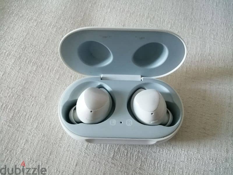 Samsung AkG SM-R170 earbuds 1