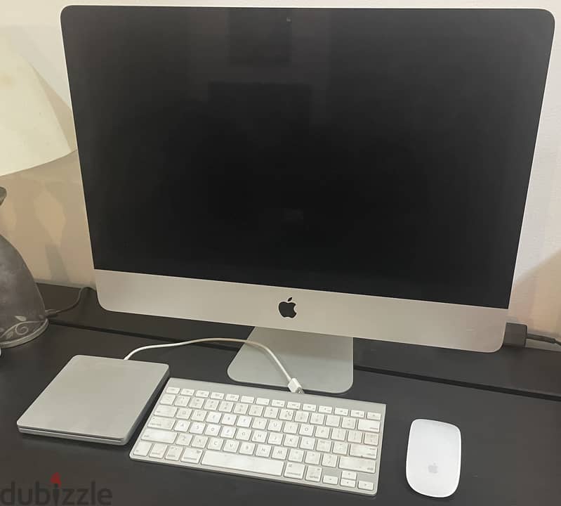 2012 iMac 21.5 inch 2.7 GHz Quad core Intel Core i5 with remote mouse, 1