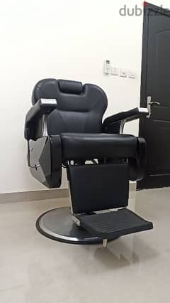 salon chair in perfect condition كرسي صالون و حلاق 0
