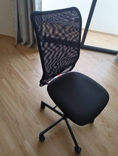 2 desks and 2 chairs. for kids  9 to 15 years old 2