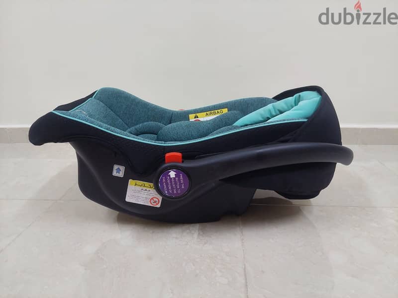 GIGGLES Carrycot / Car Seat (Very Good Condition) 1