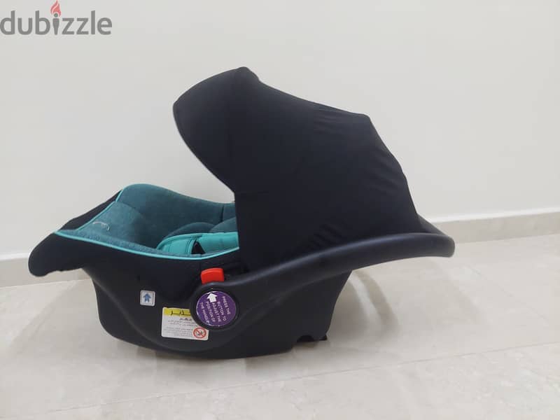 GIGGLES Carrycot / Car Seat (Very Good Condition) 2