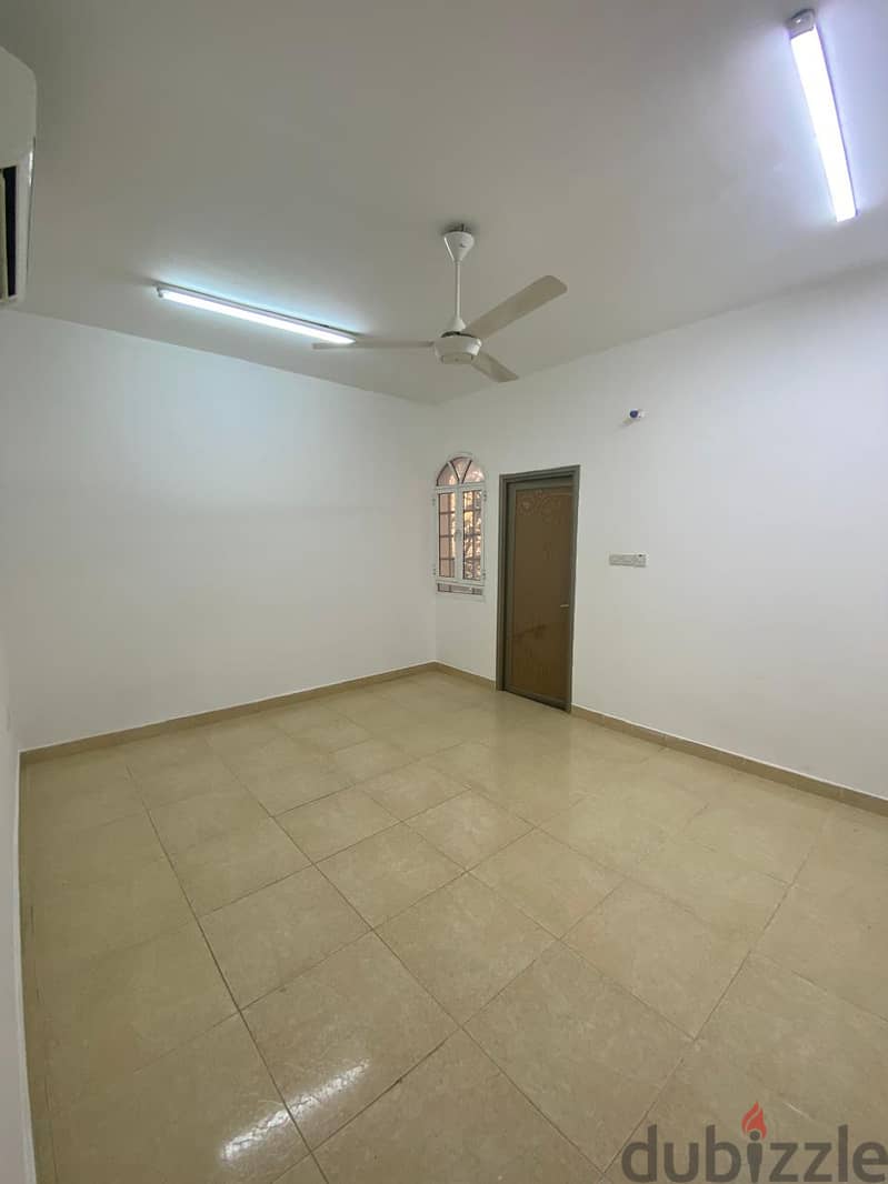 "SR-FH-468 Flat to let in mawaleh north" 4