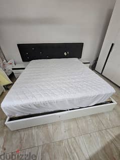 king size bed with mattress and 2 comod and dresser 0