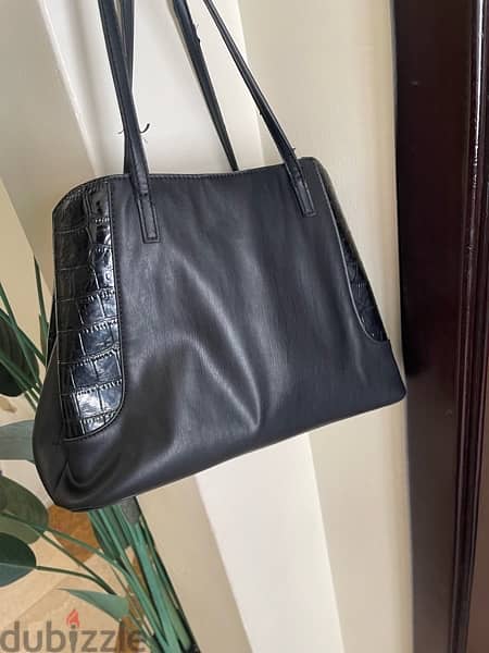 Women’s leather big sized hand bag. Great condition. 2