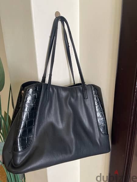 Women’s leather big sized hand bag. Great condition. 4