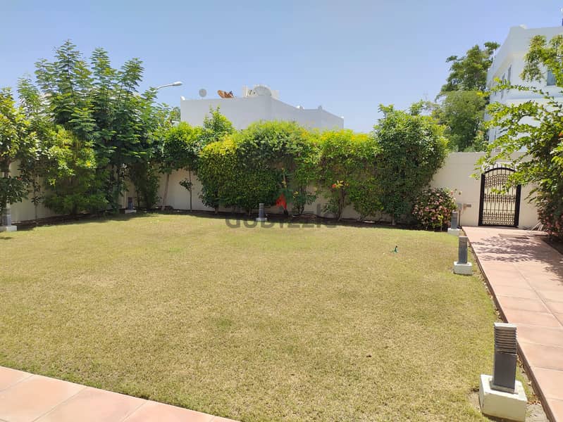 G+1, Furnished villa, with huge garden in prime location -Shatti Qurum 4