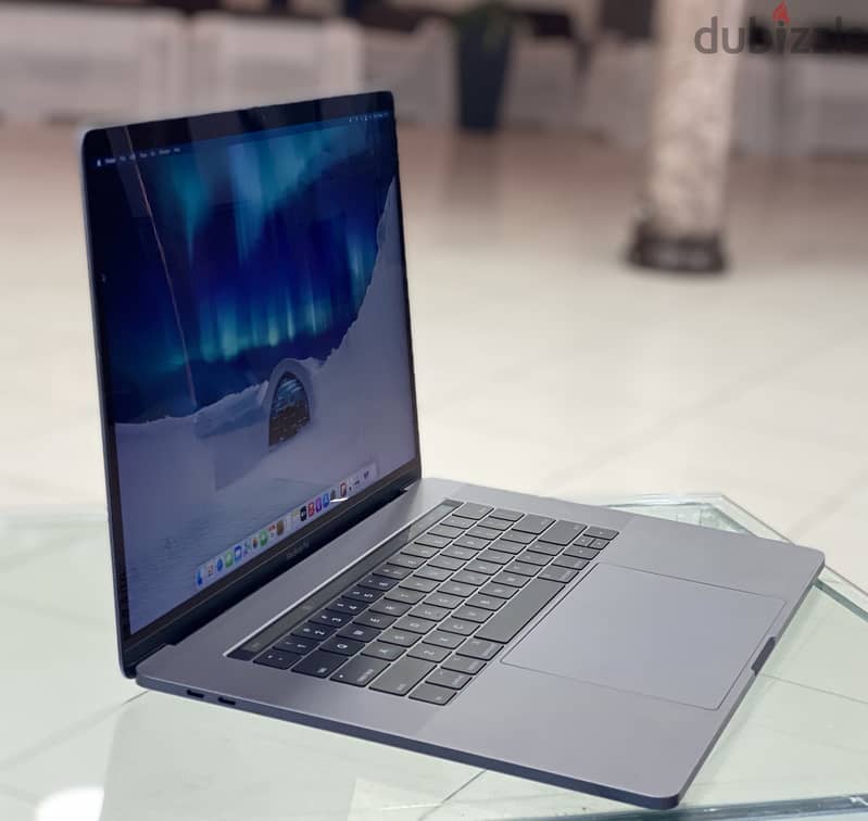 MacBook Pro (15-inch, 16GB RAM, 256GB SSD, 2.6GHz Intel Core i7 1