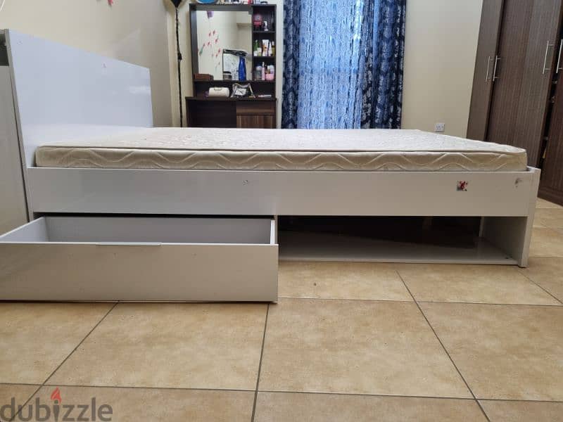 cot and medical mattress from pan 3