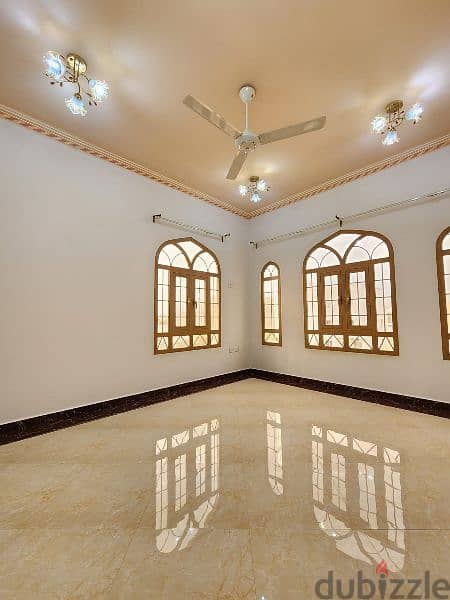 Luxury villa in Al Mawaleh South. فيلا فاخره في الموالح الجنوبيه 4