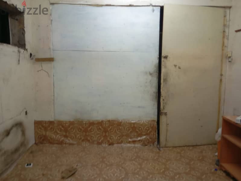 Room with attached bathroom wadi kabir senayat opp to hala market 6
