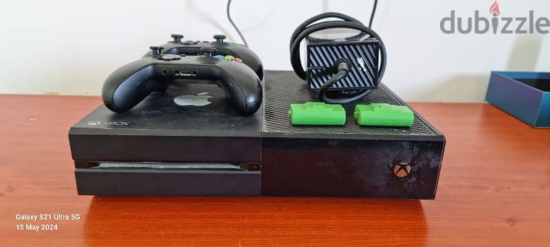 Xbox one with 2 controllers 1
