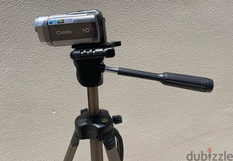 HD Camcoder: Canon Legria HFM306 with Stand 10