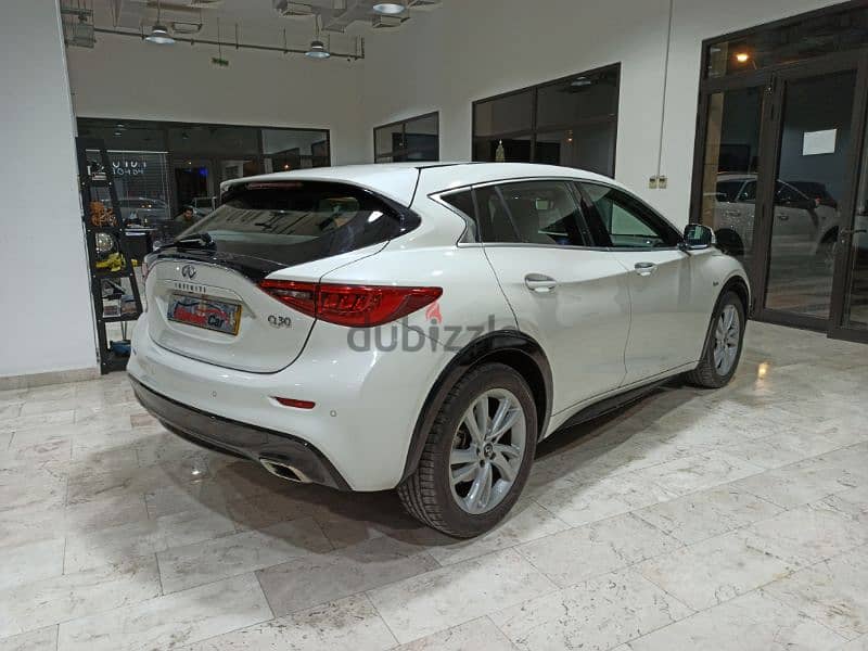 Infiniti Q30 2017 10