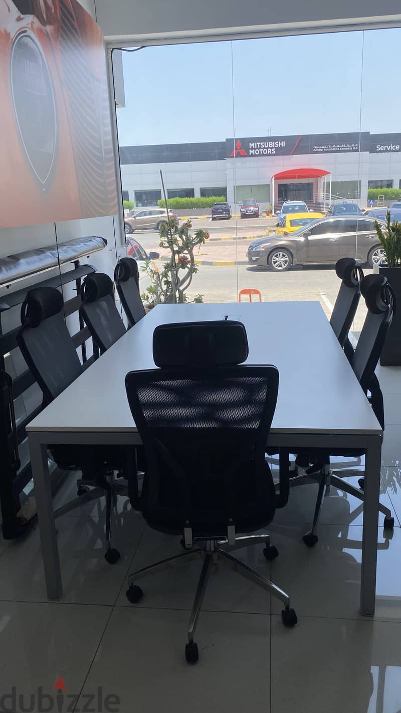 !Mint Condition Meeting Table with 6 Chairs - Like New 1