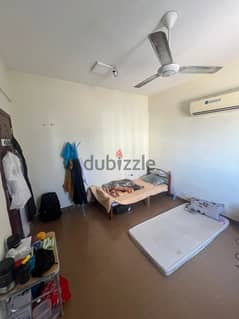 غرفه مع دورة مياة خاصة في سكن موظفين عمانيين
