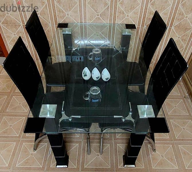 Glass top dining table with 04 chairs. طاولة طعام زجاجية مع 04 كراسي. 2