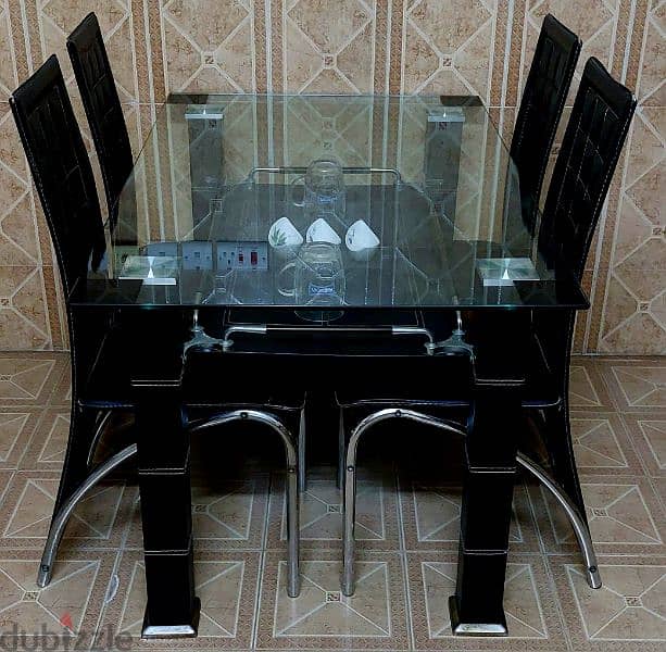 Glass top dining table with 04 chairs. طاولة طعام زجاجية مع 04 كراسي. 3