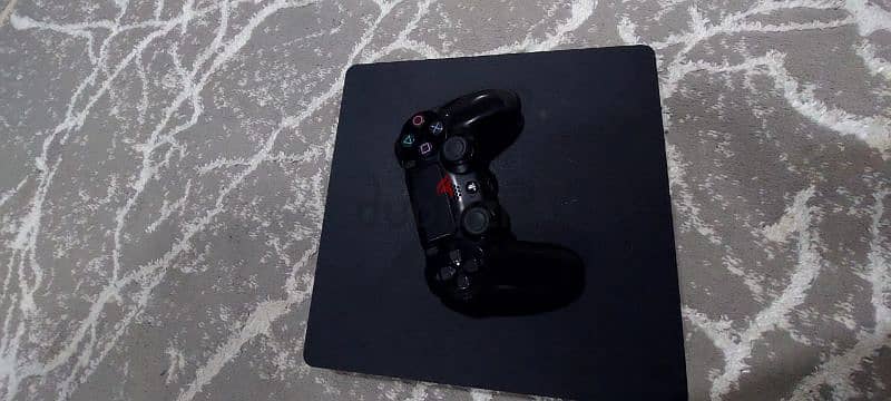very clean ps4 slim with 2 remote 1