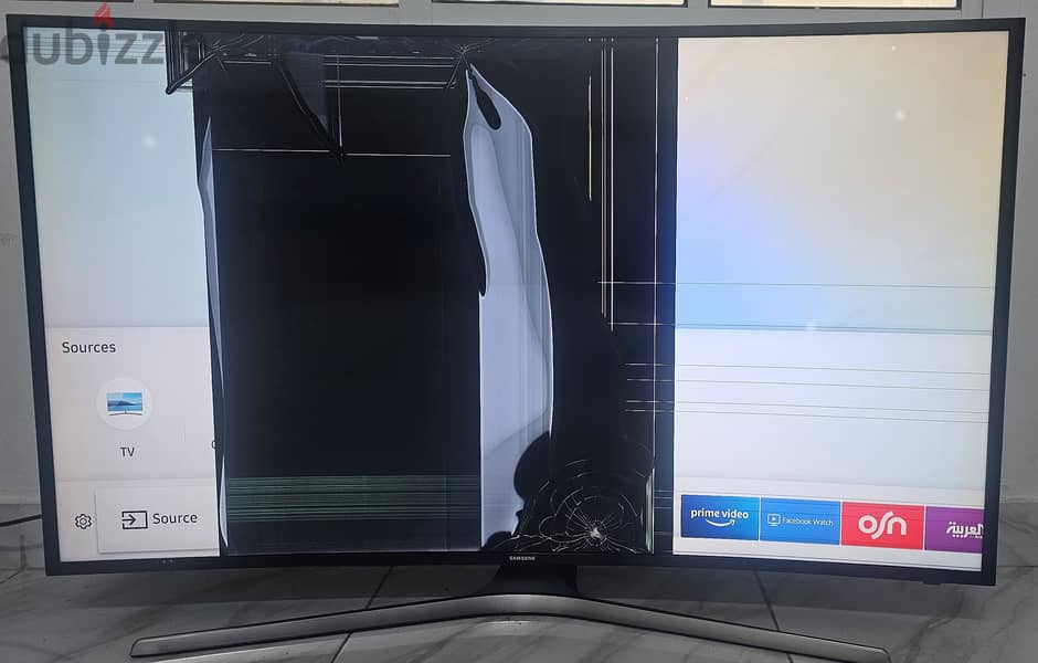 Samsung 49inch curved TV Screen Broken 1