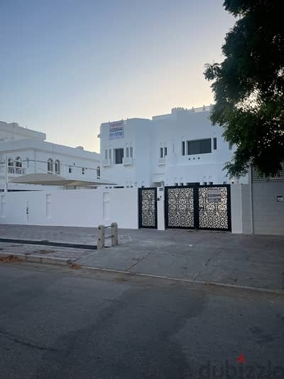 للإيجار فلا شاطئ القرم villa for Rent Shati Qurum