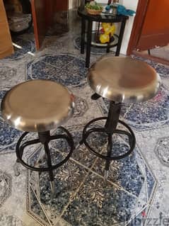 Bar table with 2 stools in Excellent condition